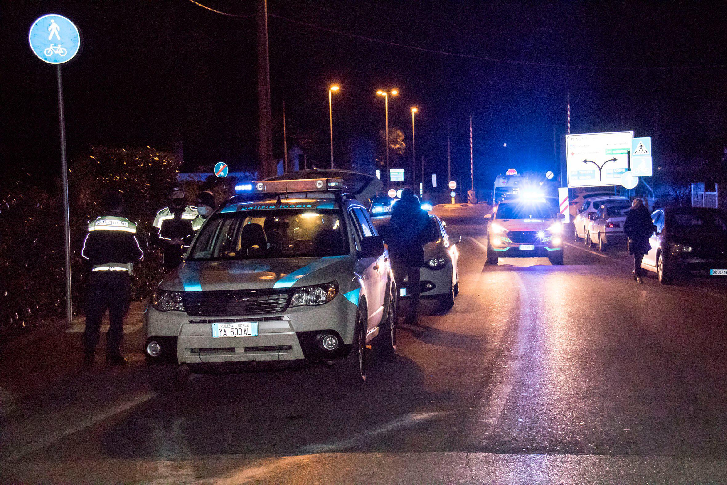 Immagine per Poliziotta investita a Selz mentre dirige il traffico, ricoverata a Cattinara